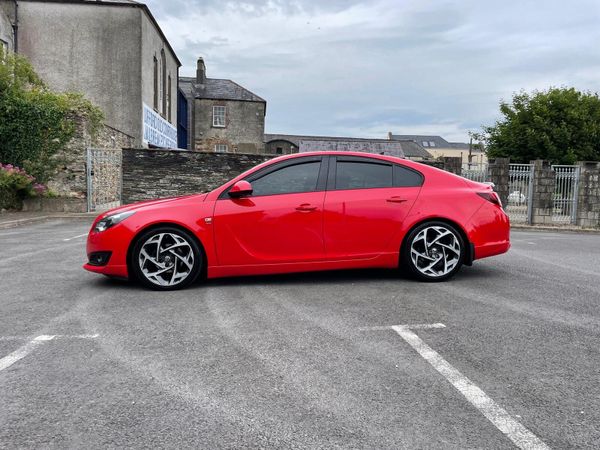 Vauxhall Insignia Hatchback, Diesel, 2017, Red