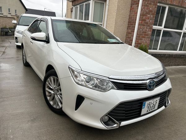 Toyota Camry Saloon, Petrol Hybrid, 2015, White