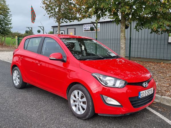 Hyundai i20 Hatchback, Petrol, 2013, Red