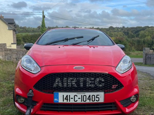 Ford Fiesta Hatchback, Petrol, 2014, Red