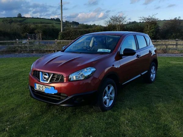 Nissan Qashqai Hatchback, Diesel, 2012, Red