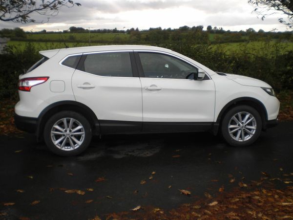 Nissan Qashqai Hatchback, Diesel, 2015, White
