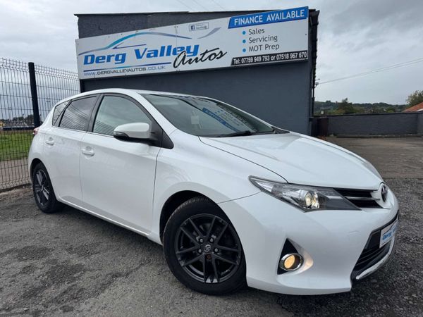 Toyota Auris Hatchback, Diesel, 2015, White