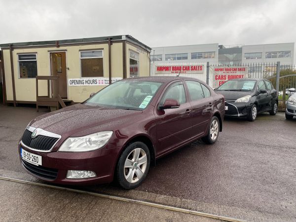 Skoda Octavia Saloon, Diesel, 2013, Red