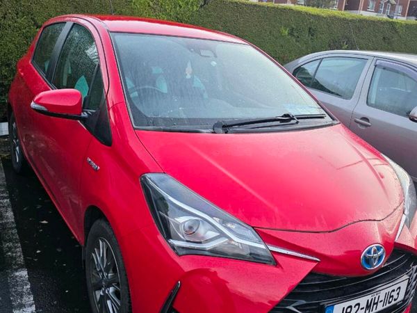 Toyota Yaris MPV, Petrol Hybrid, 2018, Red