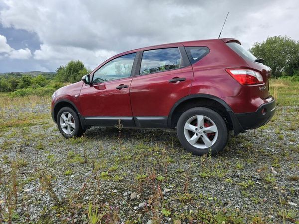Nissan Qashqai Estate/Jeep, Diesel, 2012, Red