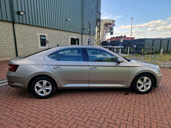 Skoda Superb Saloon, Diesel, 2017, Yellow