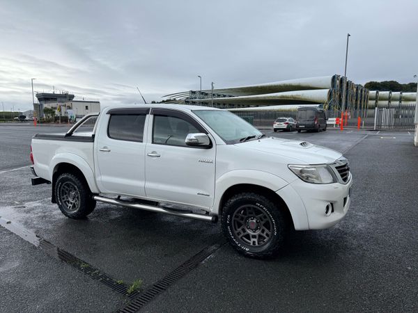 Toyota Hilux Crew Cab, Diesel, 2015, White
