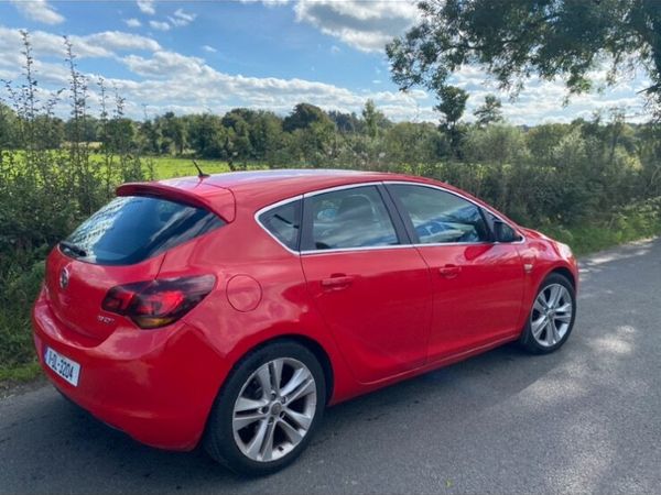 Vauxhall Astra Hatchback, Diesel, 2011, Red