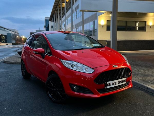 Ford Fiesta Hatchback, Petrol, 2013, Red