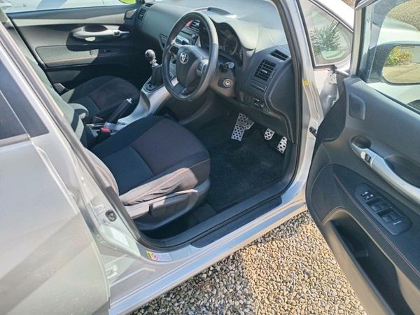Toyota Auris Hatchback, Diesel, 2011, Silver
