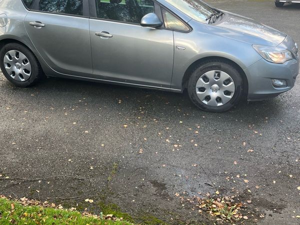 Vauxhall Astra Hatchback, Diesel, 2010, Silver