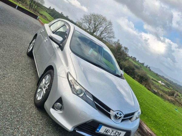 Toyota Auris Hatchback, Diesel, 2014, Silver