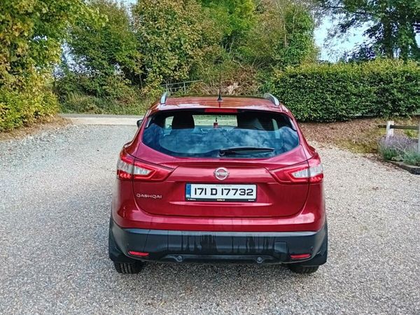 Nissan Qashqai SUV, Diesel, 2017, Red