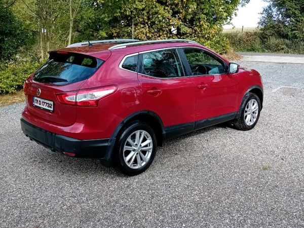 Nissan Qashqai SUV, Diesel, 2017, Red