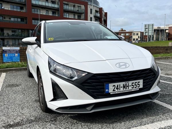 Hyundai i20 Hatchback, Petrol, 2024, White