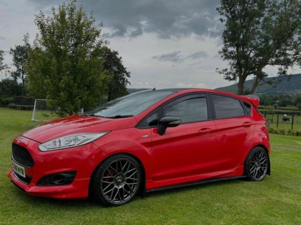 Ford Fiesta Hatchback, Petrol, 2016, Red