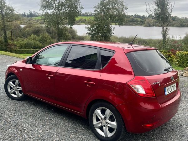 Kia Ceed Hatchback, Diesel, 2010, Red