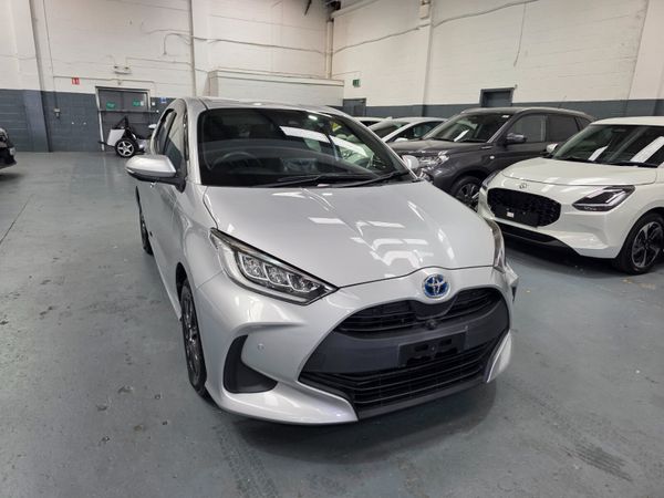 Toyota Yaris Hatchback, Petrol Hybrid, 2020, Silver