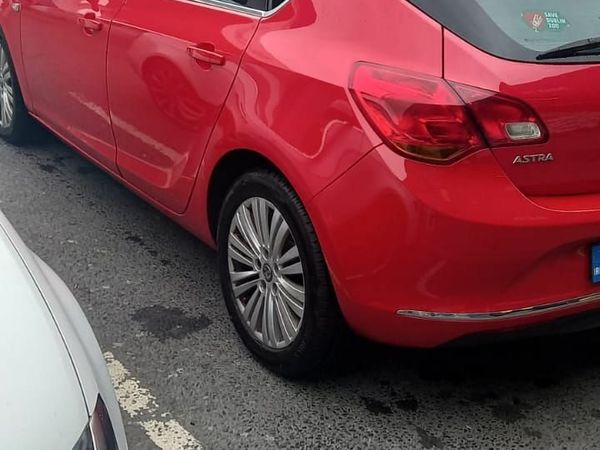 Vauxhall Astra Hatchback, Diesel, 2015, Red