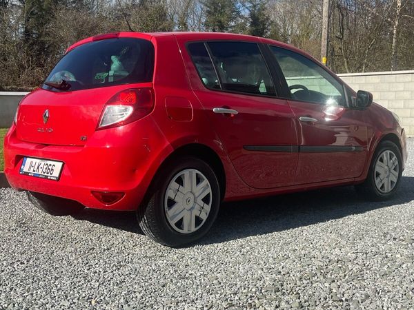 Renault Clio Hatchback, Diesel, 2011, Red