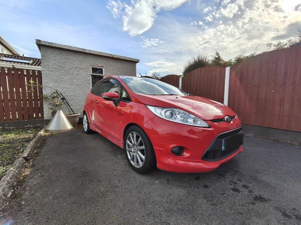 Ford Fiesta Hatchback, Petrol, 2012, Red
