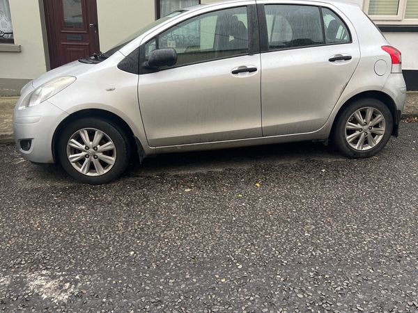 Toyota Yaris Hatchback, Petrol, 2011, Silver