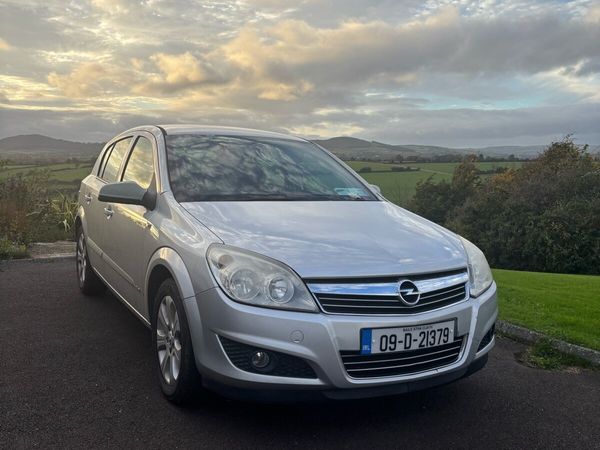 Opel Astra Hatchback, Petrol, 2009, Silver