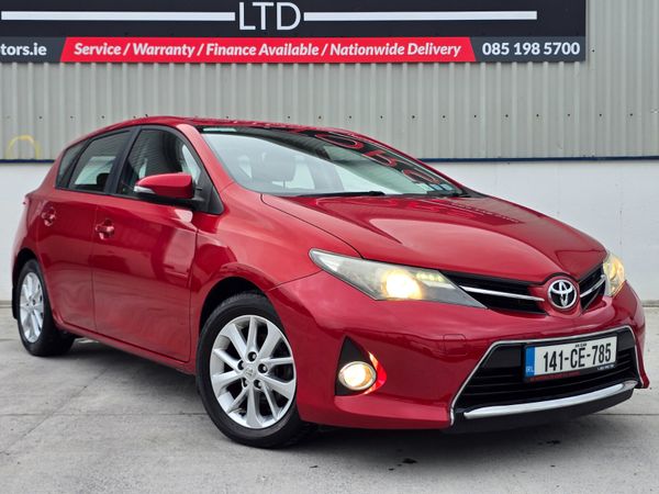 Toyota Auris Hatchback, Diesel, 2014, Red