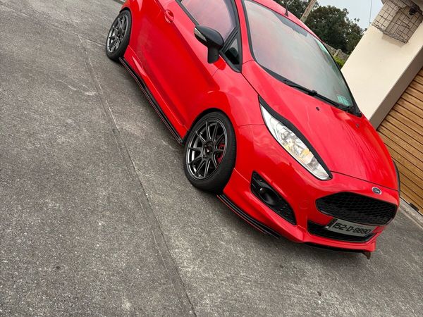 Ford Fiesta Hatchback, Petrol, 2015, Red