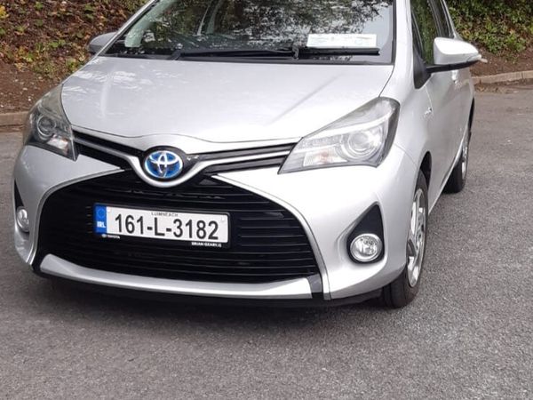 Toyota Yaris Hatchback, Petrol Hybrid, 2016, Silver