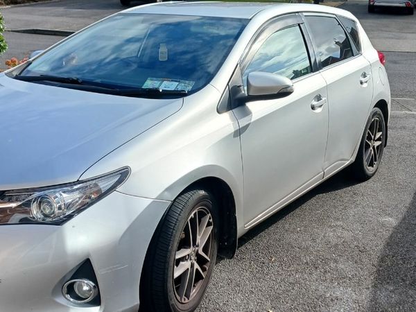 Toyota Auris Hatchback, Diesel, 2015, Silver