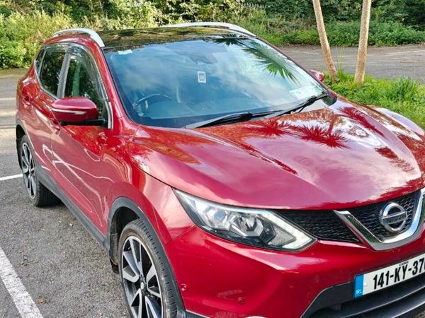 Nissan Qashqai Hatchback, Diesel, 2014, Red