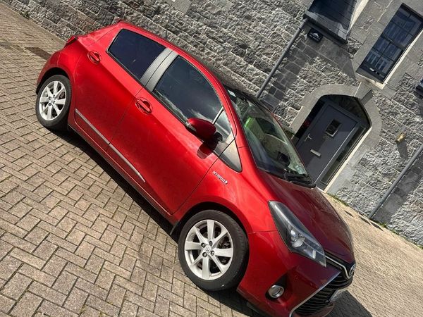 Toyota Yaris Hatchback, Petrol Hybrid, 2015, Red
