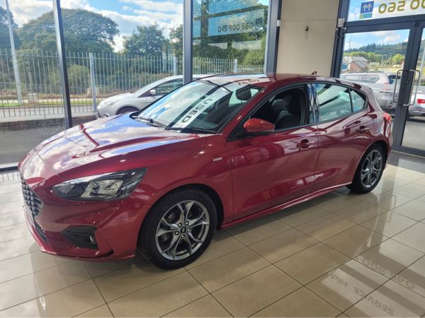 Ford Focus Hatchback, Petrol, 2020, Red