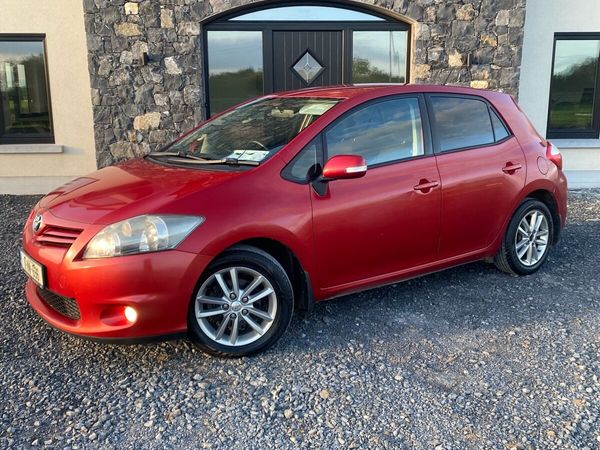 Toyota Auris Hatchback, Diesel, 2011, Red