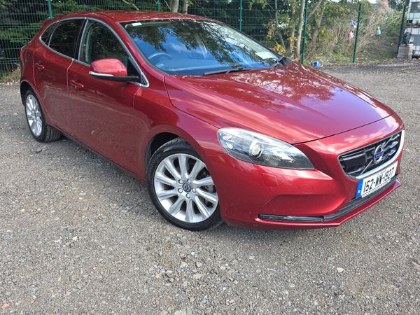 Volvo V40 Hatchback, Petrol, 2015, Red
