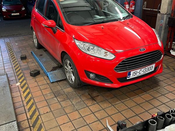 Ford Fiesta Hatchback, Petrol, 2015, Red