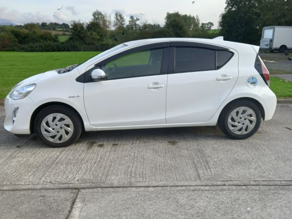 Toyota Aqua Hatchback, Petrol Hybrid, 2016, White