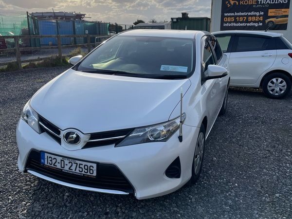 Toyota Auris Hatchback, Petrol, 2013, White