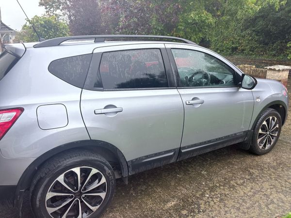 Nissan Qashqai Hatchback, Diesel, 2013, Grey