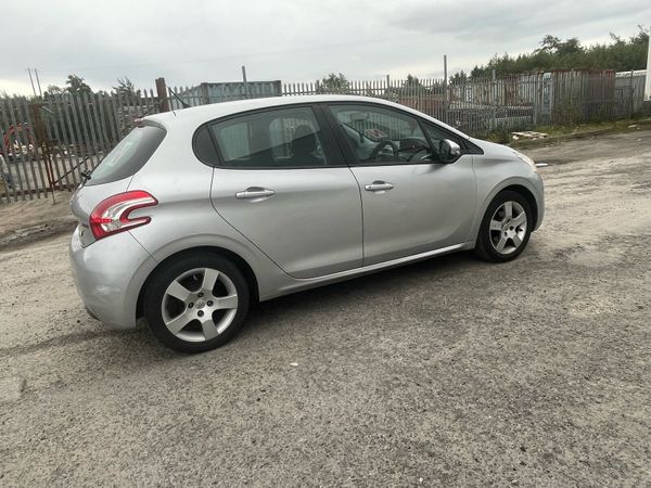 Peugeot 208 Hatchback, Petrol, 2014, Silver