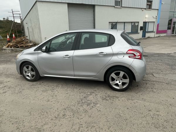 Peugeot 208 Hatchback, Petrol, 2014, Silver