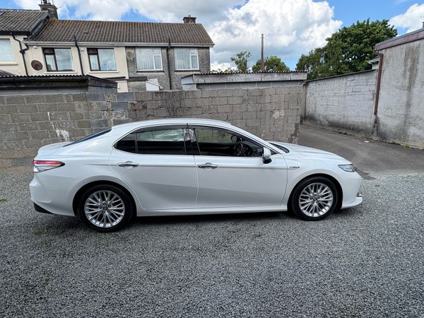 Toyota Camry Saloon, Petrol Hybrid, 2017, White