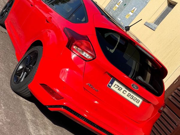 Ford Focus Hatchback, Diesel, 2017, Red