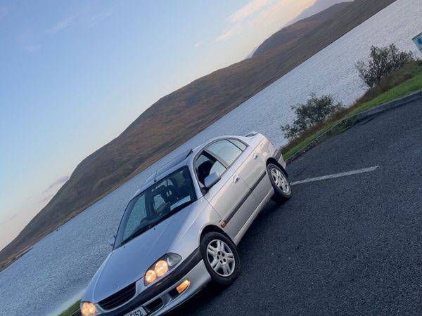 Toyota Avensis Saloon, Petrol, 2002, Silver