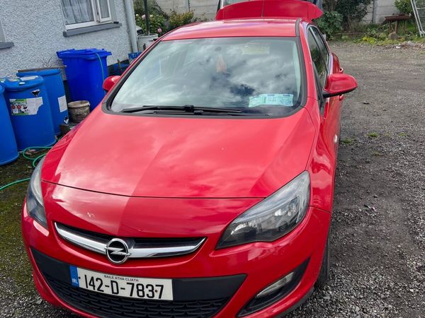 Opel Astra Hatchback, Diesel, 2014, Red