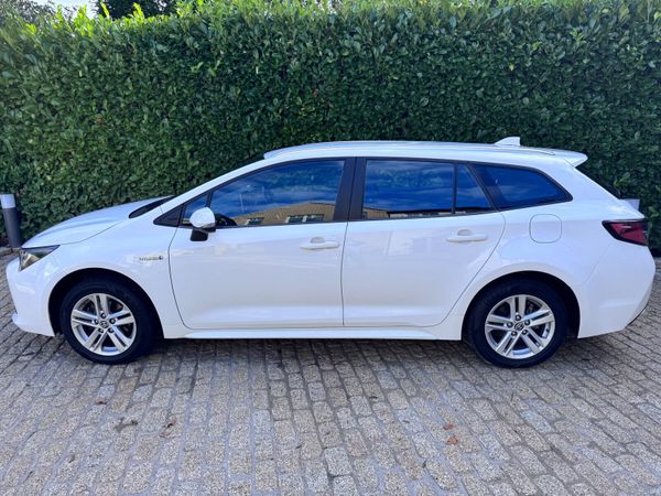 Toyota Corolla Estate/Jeep, Petrol Hybrid, 2021, White