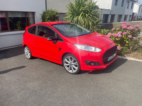 Ford Fiesta Hatchback, Petrol, 2014, Red