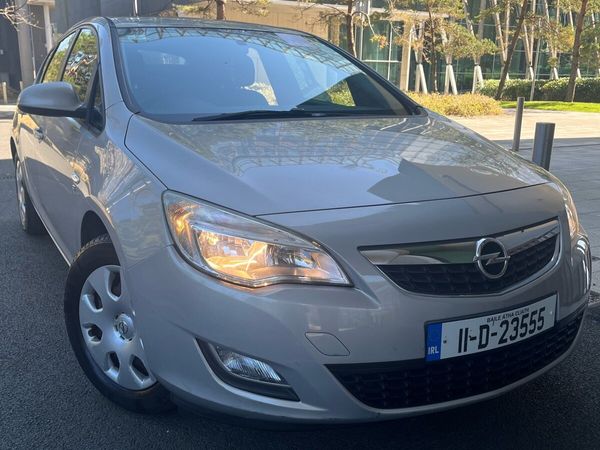 Opel Astra Hatchback, Petrol, 2011, Yellow